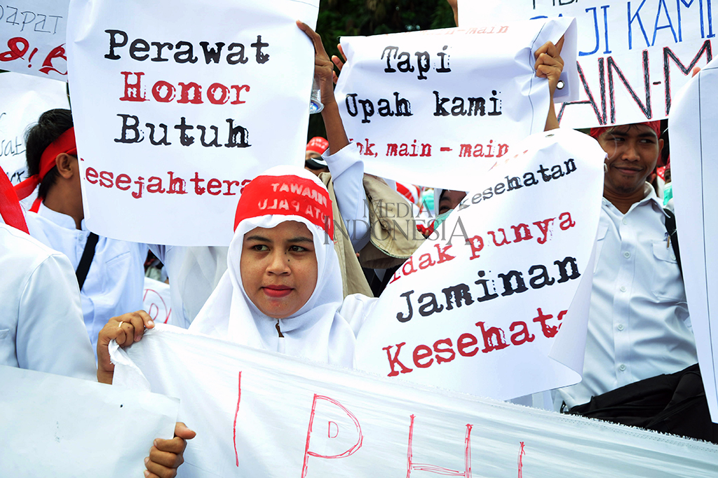 Ratusan perawat yang tergabung dalam Forum Komunikasi Perawat Honorer Indonesia (FKPHI) Sulteng itu menuntut kesejahteraan dari pemerintah. 