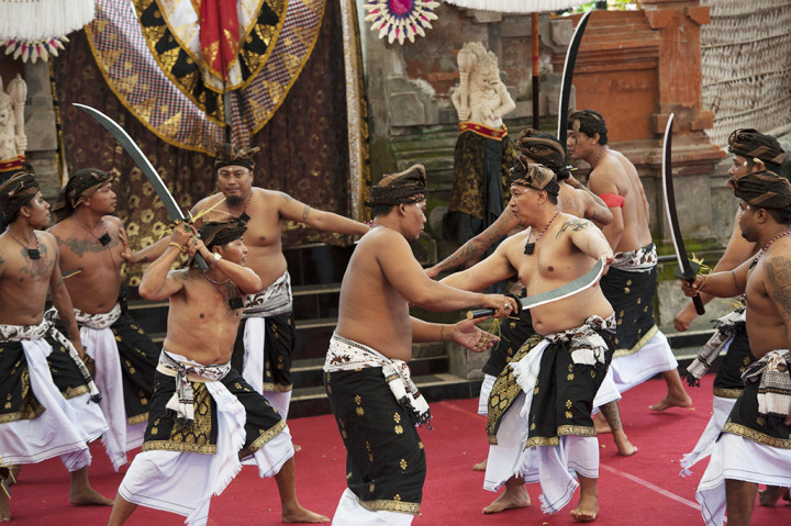 Sejumah narapidana Lapas Kerobokan menampilkan drama tari Duka Mewali Suka saat berpartisipasi di Pesta Kesenian Bali ke-39, Taman Budaya Denpasar.