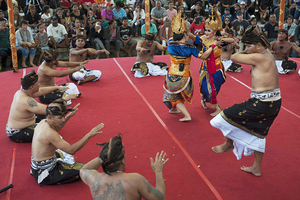 Narapidana Lapas Kerobokan menampilkan Tari Kecak Ramayana saat berpartisipasi di Pesta Kesenian Bali ke-39, Taman Budaya Denpasar.