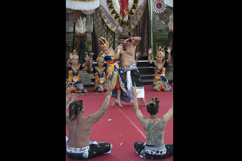 Tari Kecak merupakan salah satu tari Bali yang paling populer. Tarian ini dimainkan oleh puluhan atau lebih penari laki-laki yang duduk berbaris melingkar dan dengan irama tertentu menyerukan 