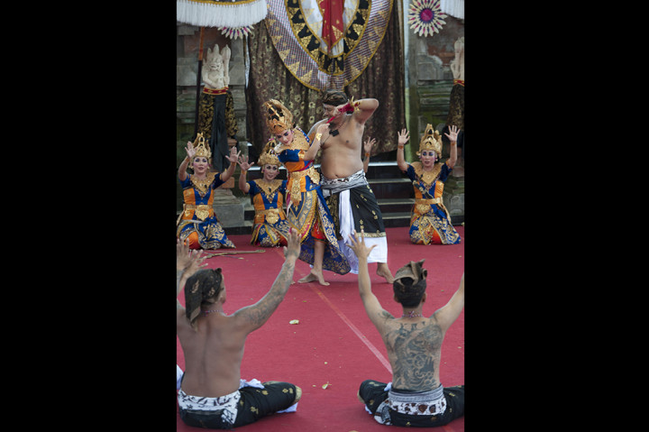 Tari Kecak merupakan salah satu tari Bali yang paling populer. Tarian ini dimainkan oleh puluhan atau lebih penari laki-laki yang duduk berbaris melingkar dan dengan irama tertentu menyerukan 