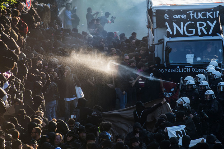 Kerusuhan berawal dari ditolaknya permintaan polisi agar para demonstran melepas penutup wajah mereka. Pedemo kemudian melemparkan botol-botol dan petasan ke arah polisi, yang dibalas dengan semburan water cannon agar massa segera bubar.