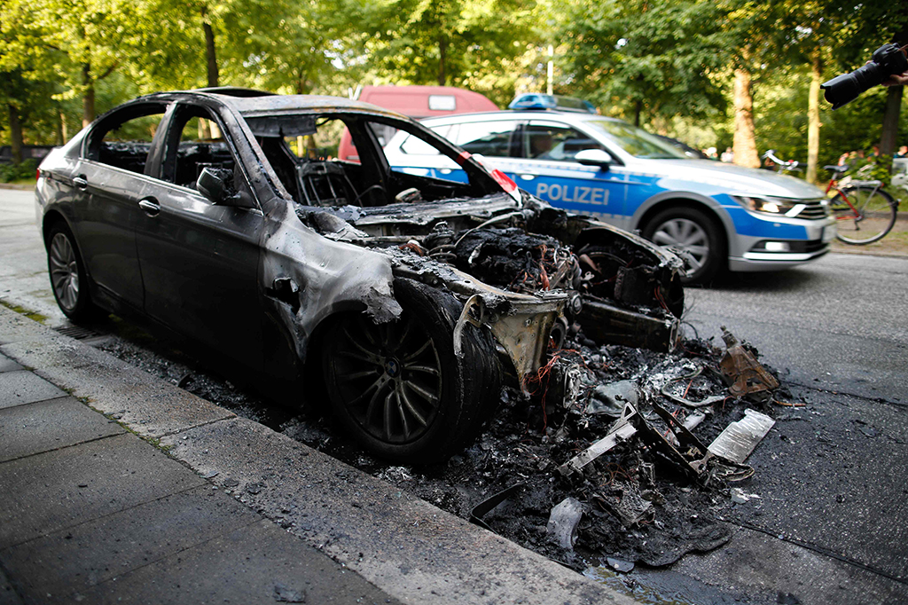 Dalam kerusuhan jelang KTT G20 di Hamburg, para demonstran bentrok dengan polisi dan membakar mobil patroli.