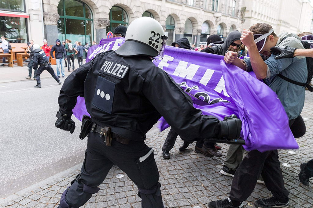 Polisi mencegah peserta demonstrasi berjudul 