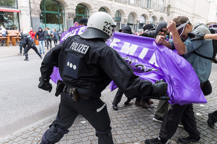 Polisi mencegah peserta demonstrasi berjudul 