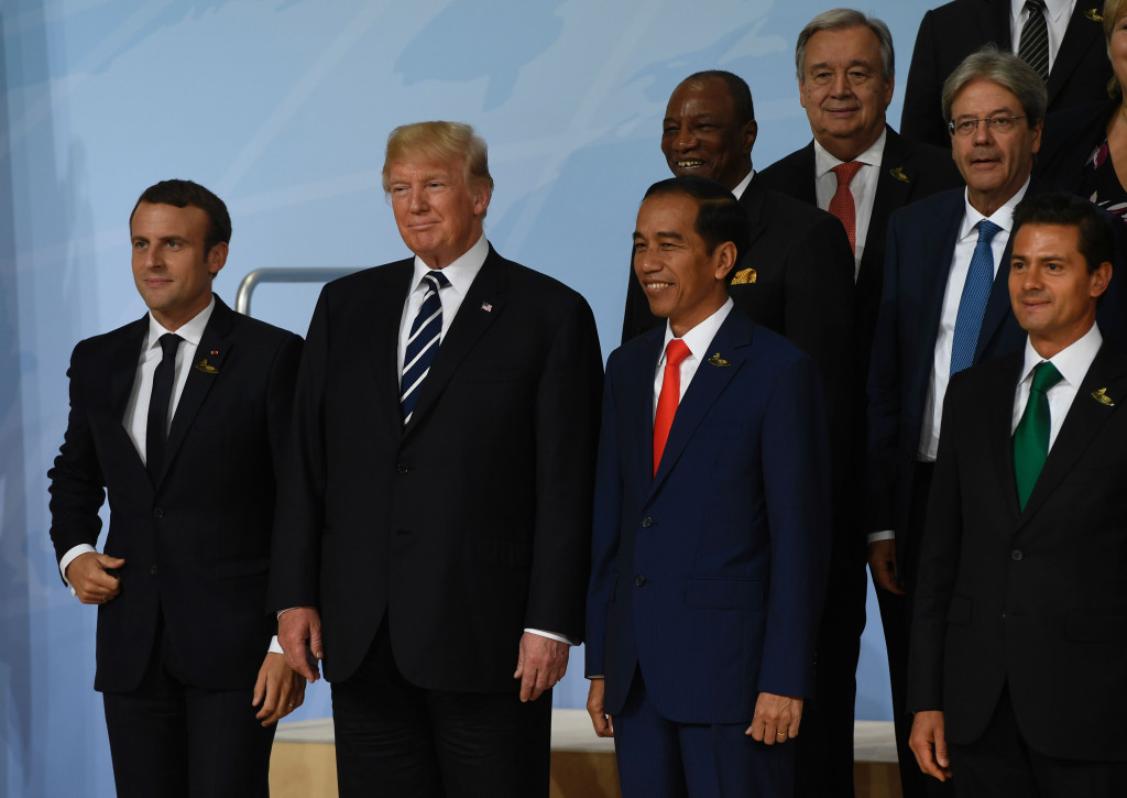 President Prancis Emmanuel Macron, President AS Donald Trump, Presiden RI Joko Widodo dan Presiden Mexico Enrique Pena Nieto dalam sesi foto bersama hari-1 KTT G20 (7/7). Presiden Jokowi dijadwalkan bertemu dengan Presiden Trump di sela forum yang berlangsung di di Hamburg, Jerman, ini. AFP PHOTO / SAUL LOEB