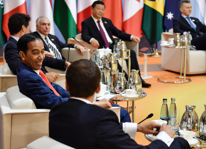 Presiden Jokowi berbincang dengan Presiden Emmanuel Macron sebelum sesi pertemuan restreat dimulai. Terorisme, perdangangan bebas dan perubahan iklim adalah tiga isu yang menjadi sorotan para pemimpin negara-negara G20. AFP PHOTO AND POOL / John MACDOUGALL
