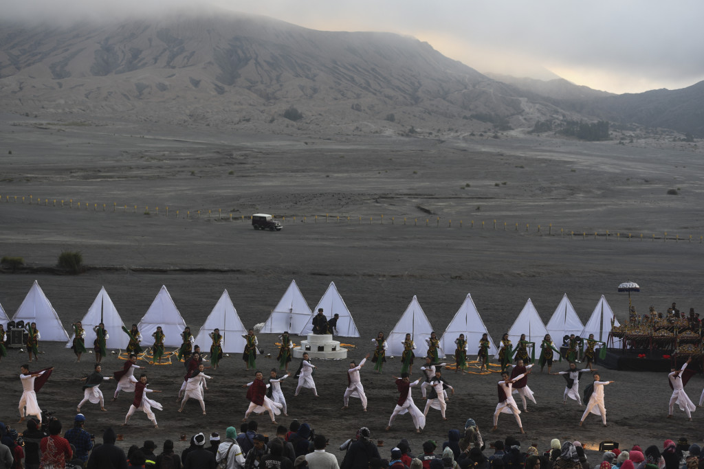 Ratusan penonton mengikuti pertunjukan dengan duduk di Lautan Pasir yang juga merupakan panggung pementasan. 