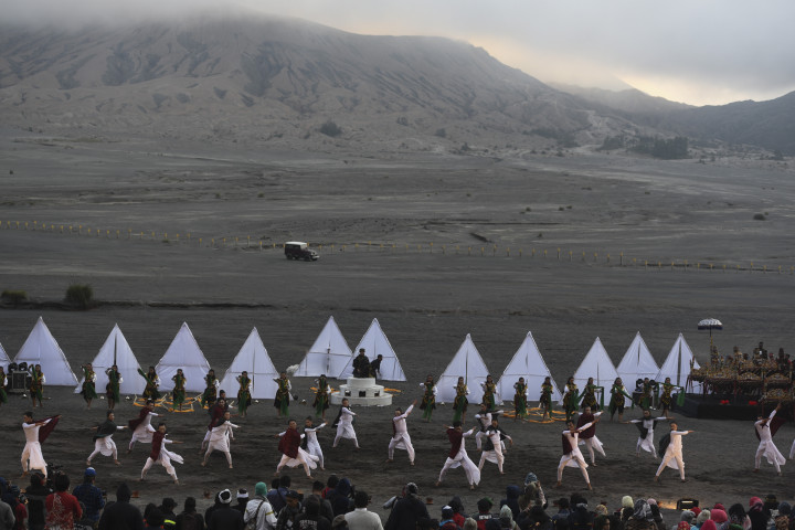 Ratusan penonton mengikuti pertunjukan dengan duduk di Lautan Pasir yang juga merupakan panggung pementasan. 