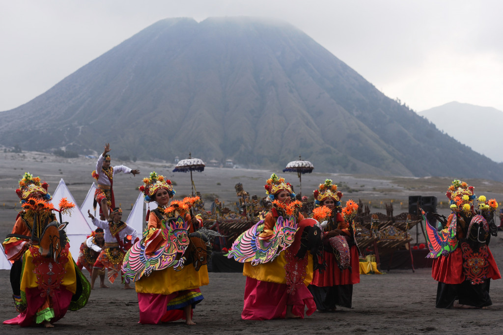 Gunung Bathok menjadi latar belakang yang dramatis bagi sendratari kolosal ini.