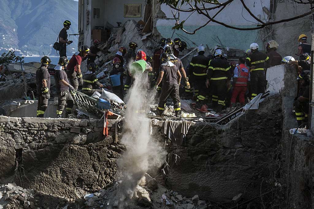 Dua lantai dari blok empat lantai kecil di Kota Torre Annunziata, di kaki gunung berapi Gunung Vesuvius, ambruk sekitar pukul 06:30 waktu setempat.