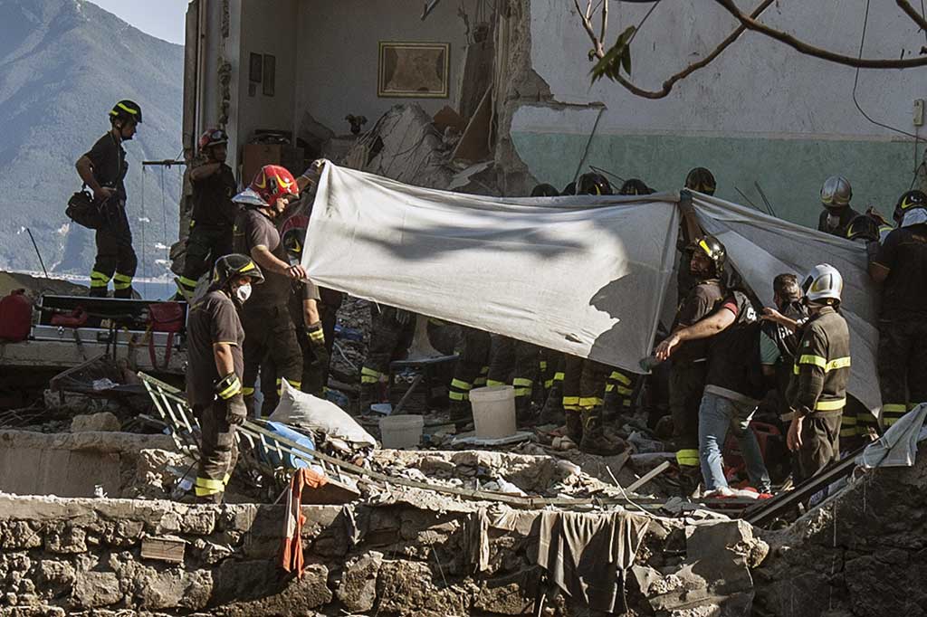 Aparat berwenang di Torre Annunziata telah memulai penyelidikan untuk mengetahui penyebab kecelakaan tersebut.