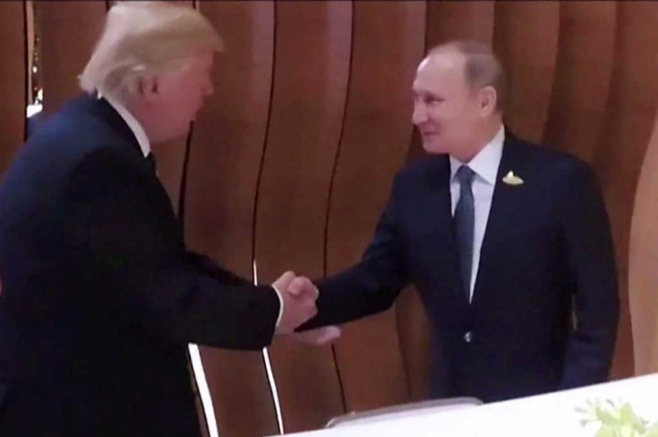 Kedua kepala negara tersebut sebelumnya telah berjabat tangan saat acara pembukaan resmi.