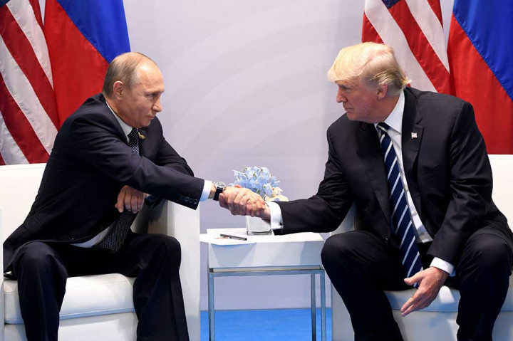 Presiden AS Donald Trump melakukan pertemuan dengan Presiden Rusia Vladimir Putin untuk pertema kalinya sebagai kepala negara, di sela-sela KTT G20 di Hamburg, Jerman, Jumat (7/7/2017) waktu setempat.