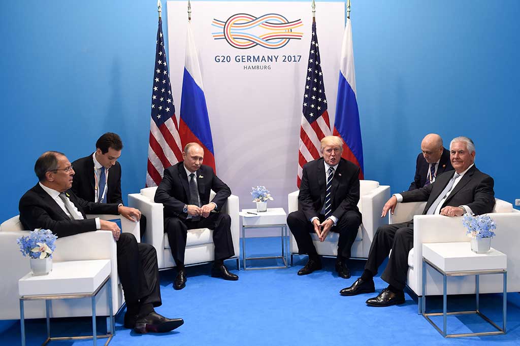 Trump sebelumnya menyatakan akan bekerja sama dengan Putin, meski kedua negara punya banyak perbedaan sikap terkait konflik di Suriah dan Ukraina. Selain itu, Moskow juga sempat dituding turut campur mempengaruhi hasil pemilihan umum presiden AS tahun lalu.