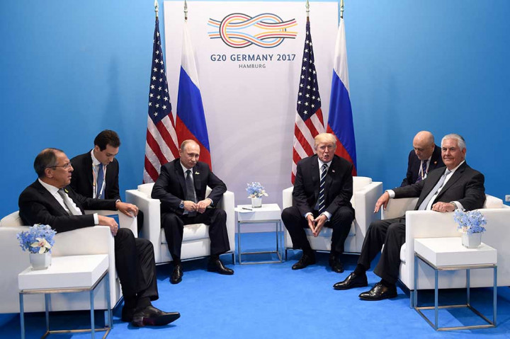 Trump sebelumnya menyatakan akan bekerja sama dengan Putin, meski kedua negara punya banyak perbedaan sikap terkait konflik di Suriah dan Ukraina. Selain itu, Moskow juga sempat dituding turut campur mempengaruhi hasil pemilihan umum presiden AS tahun lalu.