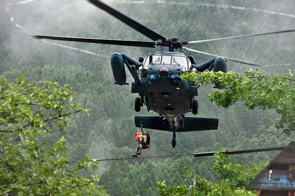 Tim SAR Jepang dengan bantuan helikopter mengevakuasi korban banjir bandang di wilayah terisolasi di Asakura, Fukuoka, Jumat (7/7/2017).