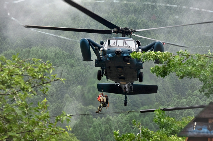 Tim SAR Jepang dengan bantuan helikopter mengevakuasi korban banjir bandang di wilayah terisolasi di Asakura, Fukuoka, Jumat (7/7/2017).