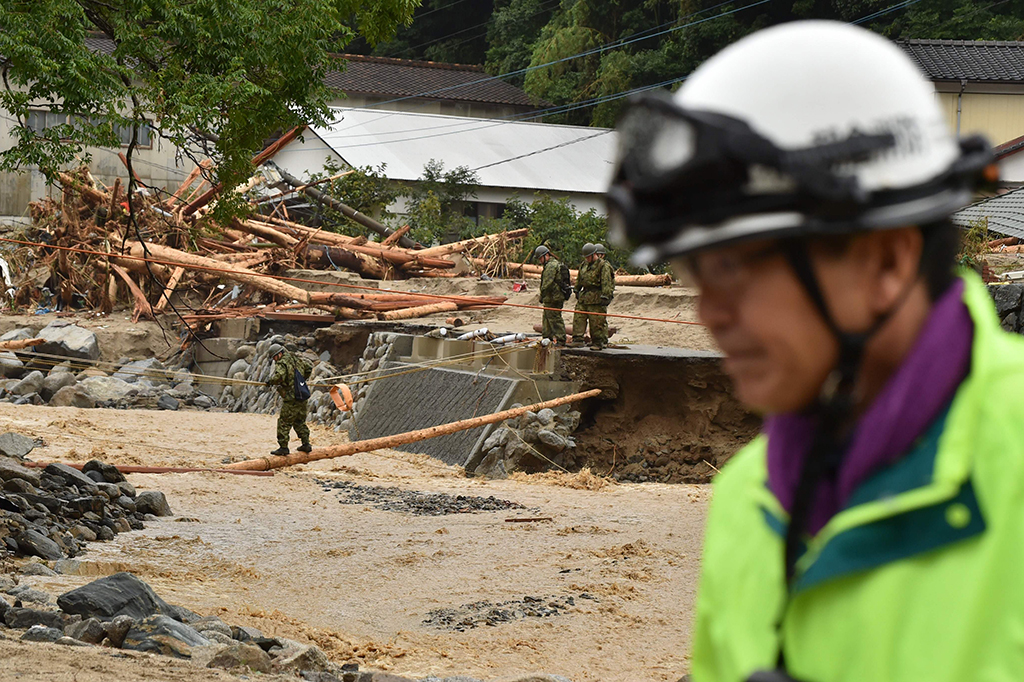 Lumpur tebal dan tanah yang basah serta jembatan rubuh menghambat Tim SAR untuk menembus lokasi korban banjir yang terisolasi.
