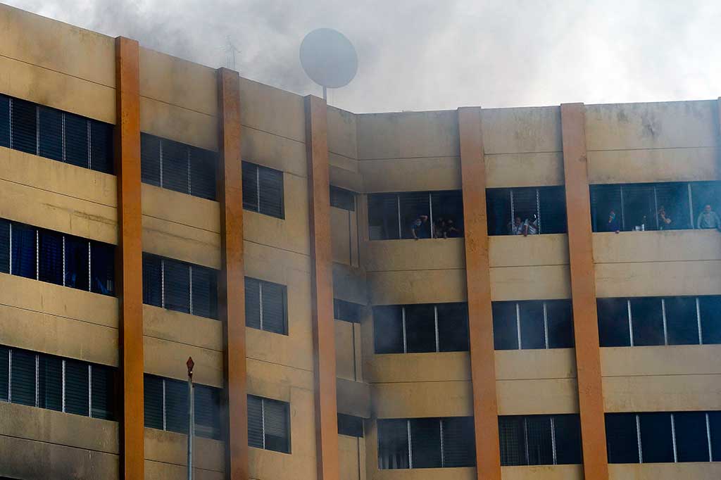 Kebakaran terjadi di Gedung Kementerian Keuangan San Salvador, El Salvador, Jumat (7/7/2017) waktu setempat. Sekitar 50 orang terperangkap di gedung tersebut saat kebakaran terjadi.