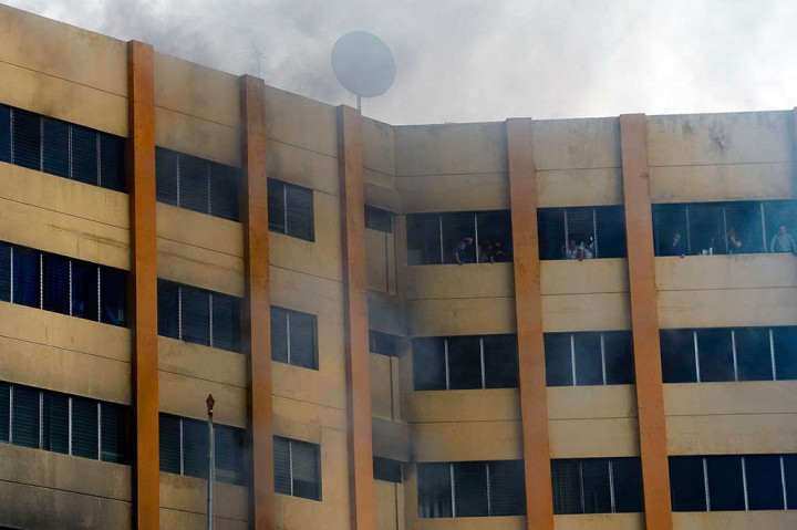 Kebakaran terjadi di Gedung Kementerian Keuangan San Salvador, El Salvador, Jumat (7/7/2017) waktu setempat. Sekitar 50 orang terperangkap di gedung tersebut saat kebakaran terjadi.