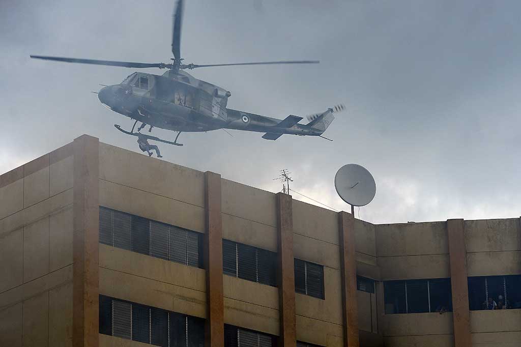 Helikopter dikerahkan untuk mengevakuasi para korban kebakaran di gedung sembilan lantai tersebut.