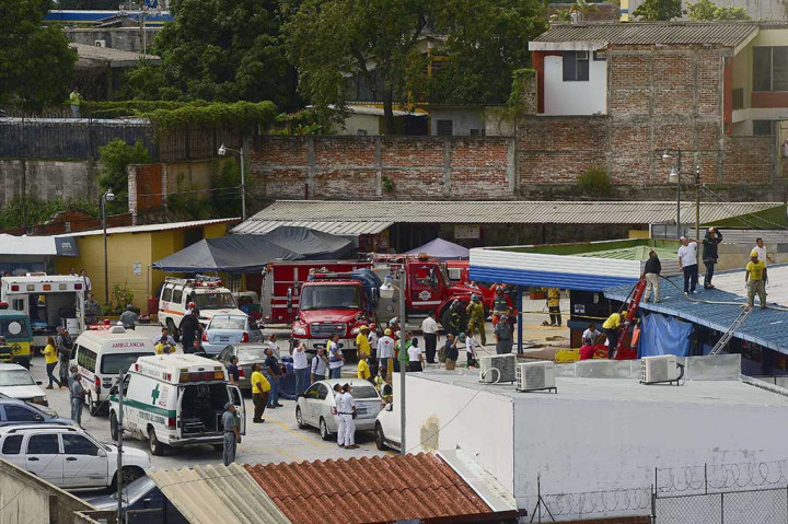 Tim penyelamat dan petugas pemadam kebakaran bersiap mengevakuasi para korban yang terperangkap di dalam gedung. 
