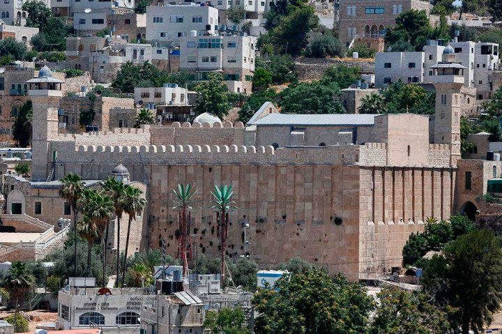UNESCO menetapkan Kota Tua Hebron, mencakup Masjid Ibrahim dan Patriark sebagai Situs Warisan Dunia yang dilindungi milik Palestina. Keputusan tersebut diprotes Israel.