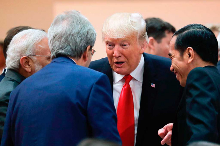Trump berbincang dengan Jokowi (kanan), PM India Narendra Modi (kiri), dan PM Italia Paolo Gentiloni, di sela-sela  KTT G20.