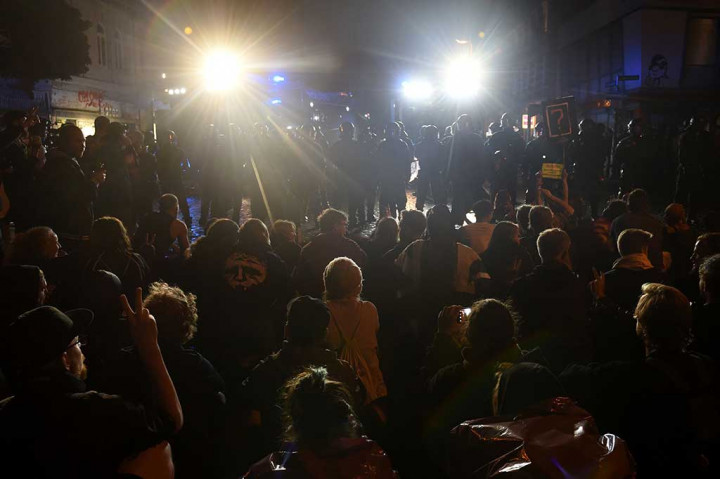 Demonstrasi menentang pertemuan G20 tetap berlanjut setelah para pemimpin dunia meninggalkan Hamburg. Pada tengah malam, para pengunjuk rasa berhadap-hadapan dengan polisi.