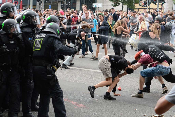 Polisi menggunakan penyemprot merica untuk membubarkan para demonstran.