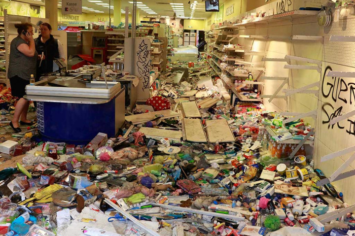 Ketegangan terasa sepanjang hari setelah kerusuhan Jumat (7/7/2017) malam, ketika kelompok radikal menjarah toko-toko dan membakar mobil.