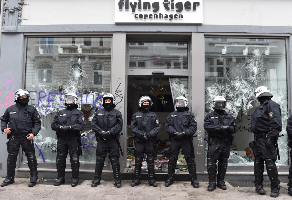 Pusat kota ditutup dan toko-toko barang mewah di jalan utama dijaga ketat oleh pihak keamanan.