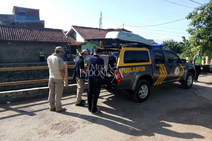 Petugas Pusat Laboratorium Forensik Mabes Polri tiba di sebuah rumah kontrakan, lokasi ledakan bom panci di daerah Buahbatu, Bandung, Jawa Barat, Minggu (9/7/2017).