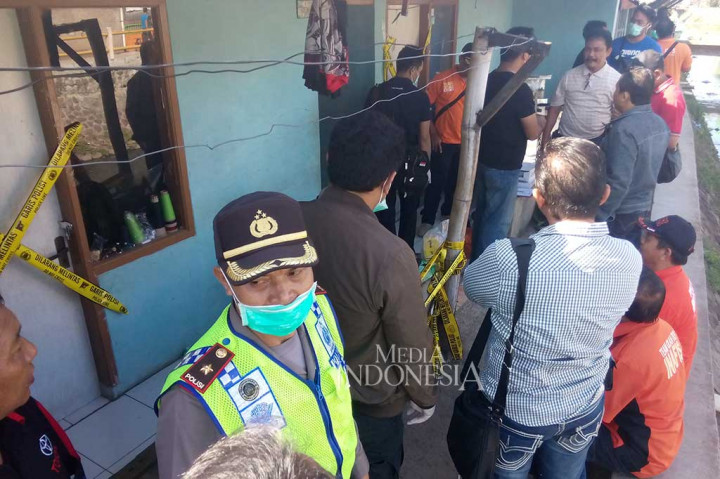 Petugas melakukan olah TKP lokasi ledakan bom panci di daerah Kubang Beureum, Kelurahan Sekejati, Buahbatu, Bandung.