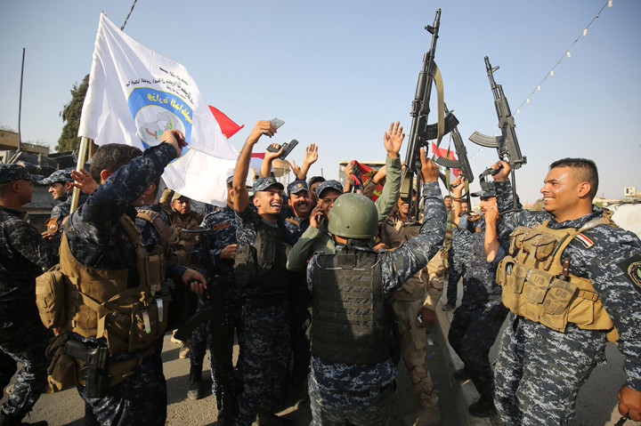 Pasukan Irak merayakan kemenangan mereka atas ISIS.