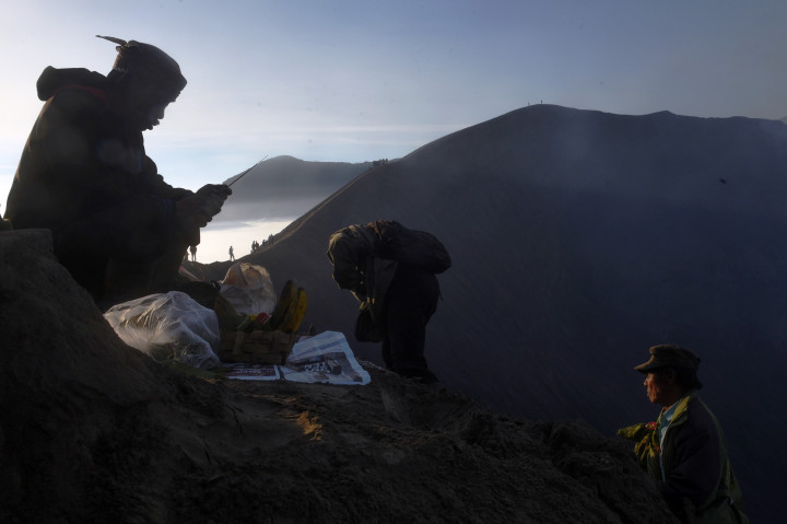 Tetua adat memimpin puncak ritual Nyadnya Kasada di bibir kawah Bromo, Tengger, Probolinggo, Jawa Timur. Ritual adat ini telah berlangsung ribuan tahun. 