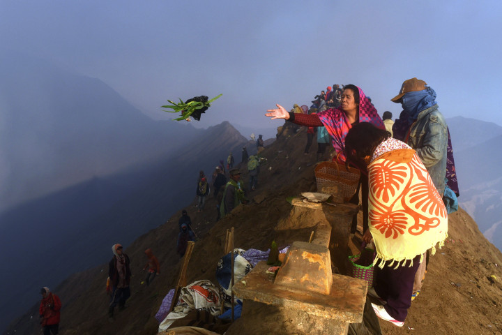 Umat Hindu Tengger melemparkan sesaji ke dalam kawah. Sesaji yang berupa hasil bumi, makanan dan hewan ternak itu adalah ungkapan syukur atas hasil bumi dan perlindungan dari Sang Kuasa. 