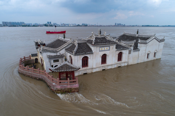 Akibat banjir yang merendam sekelilingnya, sebuah rumah ibadah di Enzhou, Hubei, seperti berada di tengah sungai luas. 