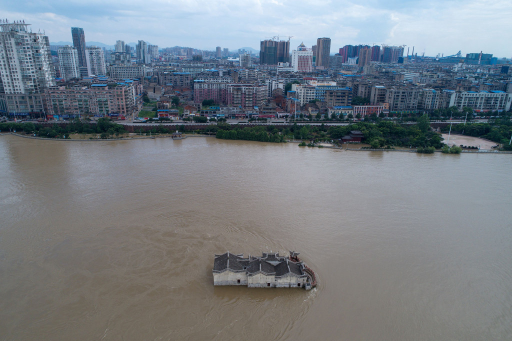Sebagian wilayah kota Enzhou, Hubei, yang terendam banjir. Banjir yang terjadi sejak tiga hari lalu belum juga surut. 