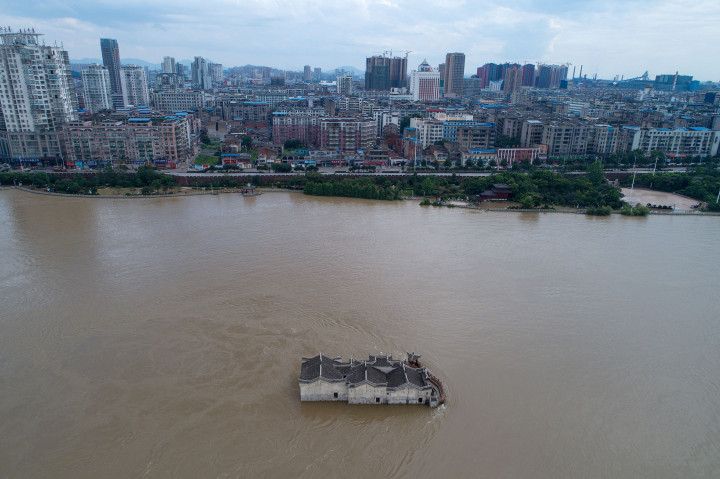 Sebagian wilayah kota Enzhou, Hubei, yang terendam banjir. Banjir yang terjadi sejak tiga hari lalu belum juga surut. 