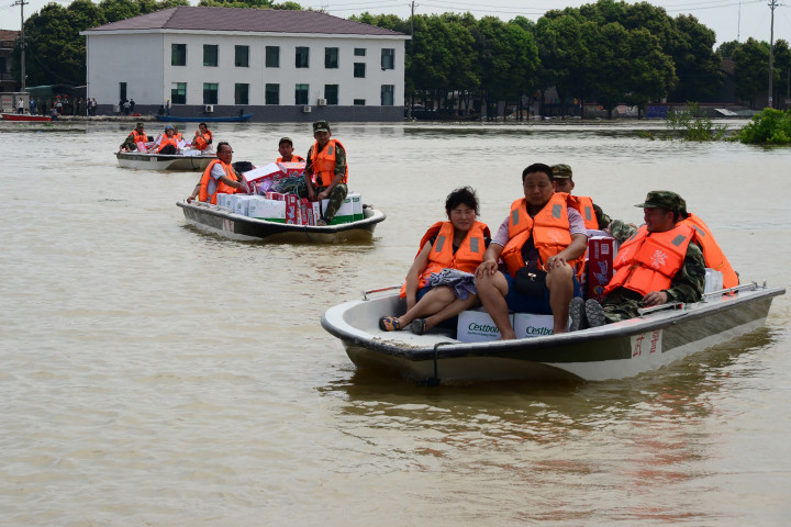 Warga di Yuanjiang, Hunan, diungsikan Tim SAR setempat. Total jumlah warga yang harus diungsikan lebih dari 12 juta orang. 