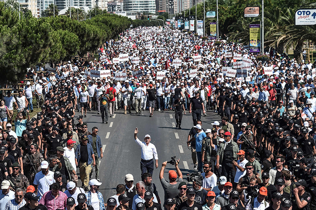 Ratusan ribu orang turun ke jalan di Istanbul di puncak gerakan mars 25 hari yang berkembang menjadi protes terbesar terhadap tindakan tegas Erdogan menyusul kudeta gagal Juli tahun lalu.