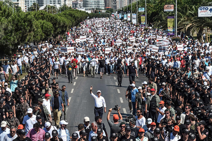 Ratusan ribu orang turun ke jalan di Istanbul di puncak gerakan mars 25 hari yang berkembang menjadi protes terbesar terhadap tindakan tegas Erdogan menyusul kudeta gagal Juli tahun lalu.