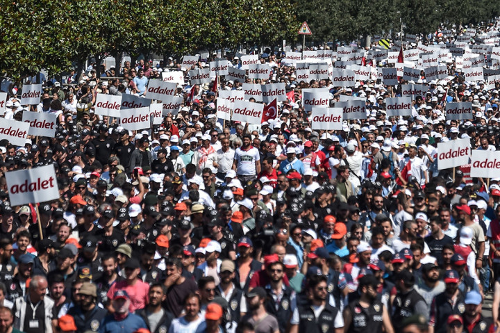 Aksi ini merupakan bagian dari long march selama 25 hari dari Ankara menuju Istanbul, yang dilakukan Kilicdaroglu. Aksi protes semacam ini merupakan aksi pertama dengan jangka waktu terpanjang di Turki. 