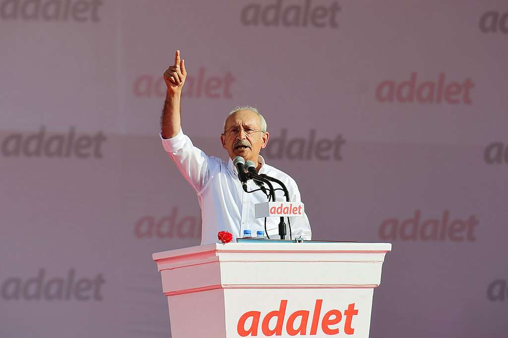 Saat berbicara di hadapan para demonstran, Kilicdaroglu menyebut Turki dipimpin seorang diktator, merujuk pada Presiden dan bersumpah akan melawan setiap operasi penangkapan terkait kudeta.