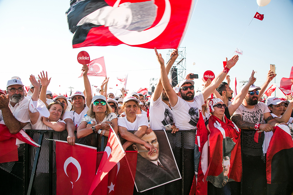 Aksi tersebut mencapai puncaknya di Istanbul pada Minggu (9/7) waktu setempat. Para demonstran melambaikan bendera Turki dan berbagai spanduk yang berisi tuntutan untuk keadilan. 