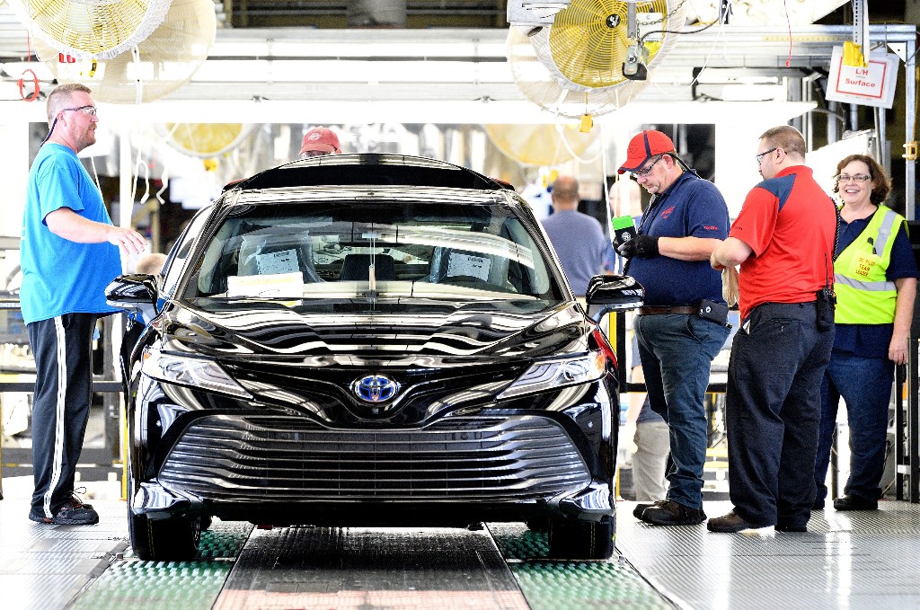 Toyota membekali Camry SE Hybrid 2018 dengan mesin 2.5 liter 4 silinder segaris plus motor listrik yang diklaim responsif. Efisiensi konsumsi bahan bakarnya mencapai 33.4 km per liter. 