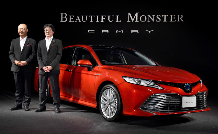 Presiden Toyota Motor,  Moritaka Yoshida (kanan) dan kepada tim teknis sedan Toyota Motor, Masato Katsumata, berpose bersama produk unggulan barunya. Peluncuran global dipusatkan di Tokyo, Senin (10/7/2017) 