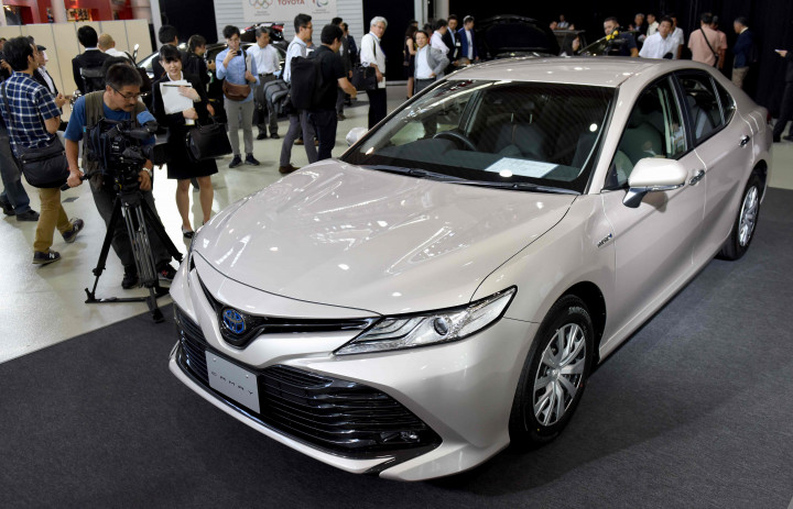Wartawan mengambil gambar detail fasad Camry. Toyota memastikan Camry SE Hybrid 2018 sudah tersedia di semua dealernya di seantero Jepang.